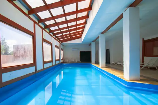 Piscina temperada techada · foto 2 · Cabañas Omilén Pucón